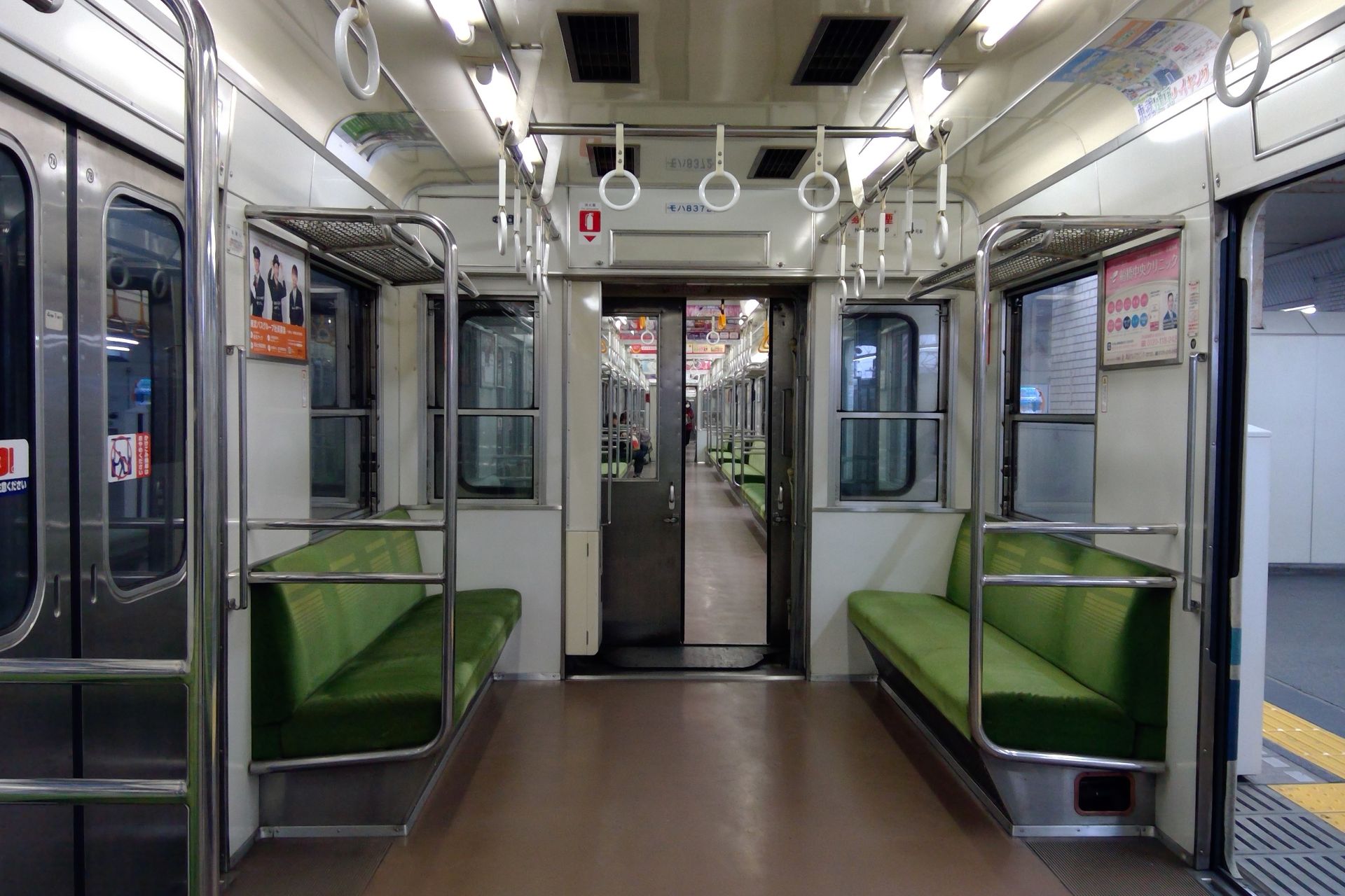東武8000系 車内