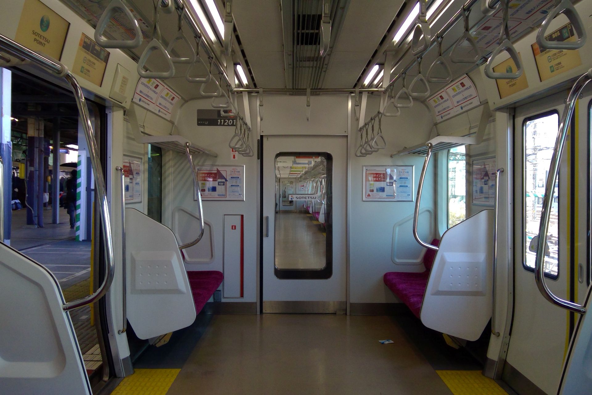 相鉄 11000系 車内