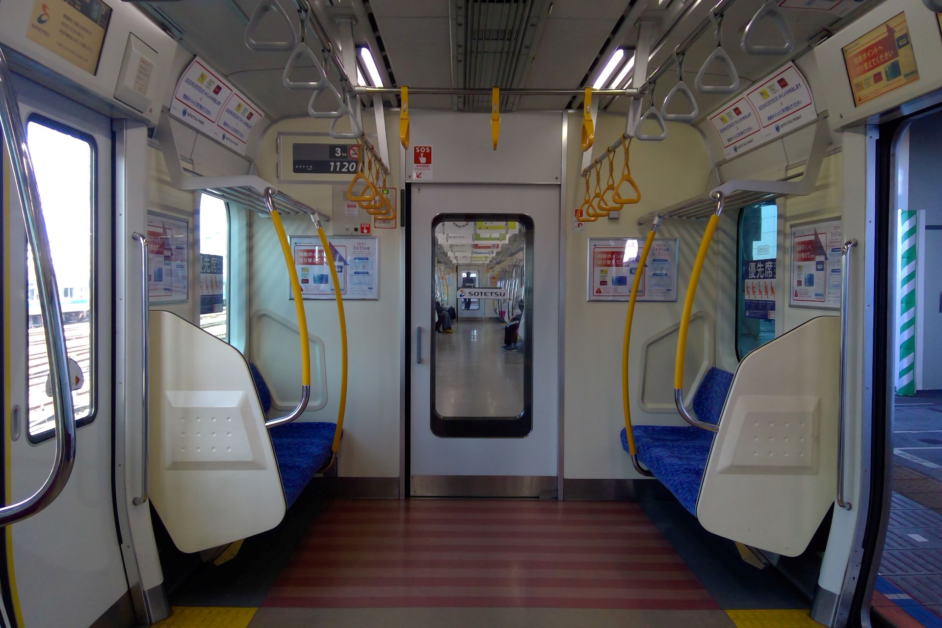 相鉄 11000系 車内
