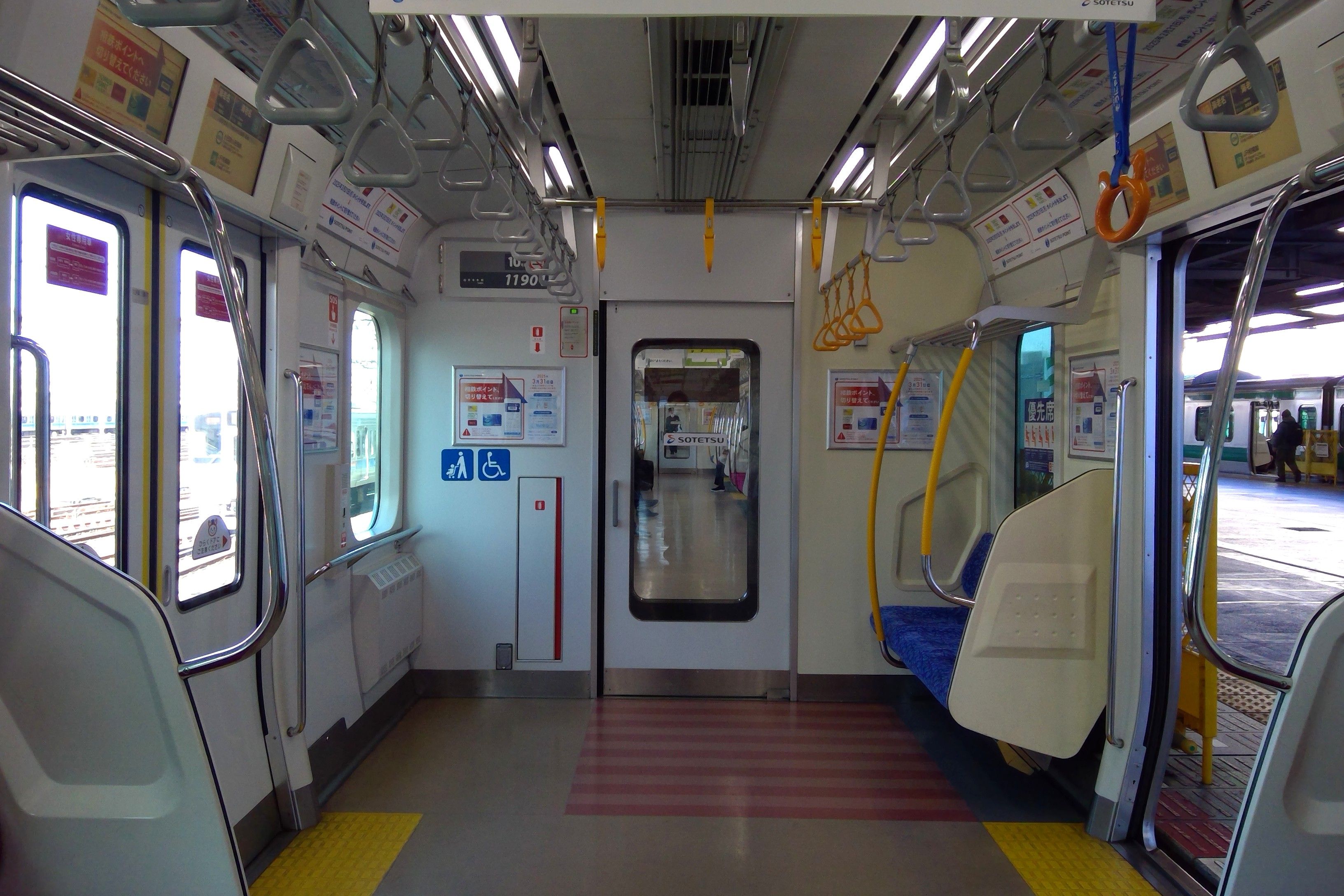 相鉄 11000系 車内