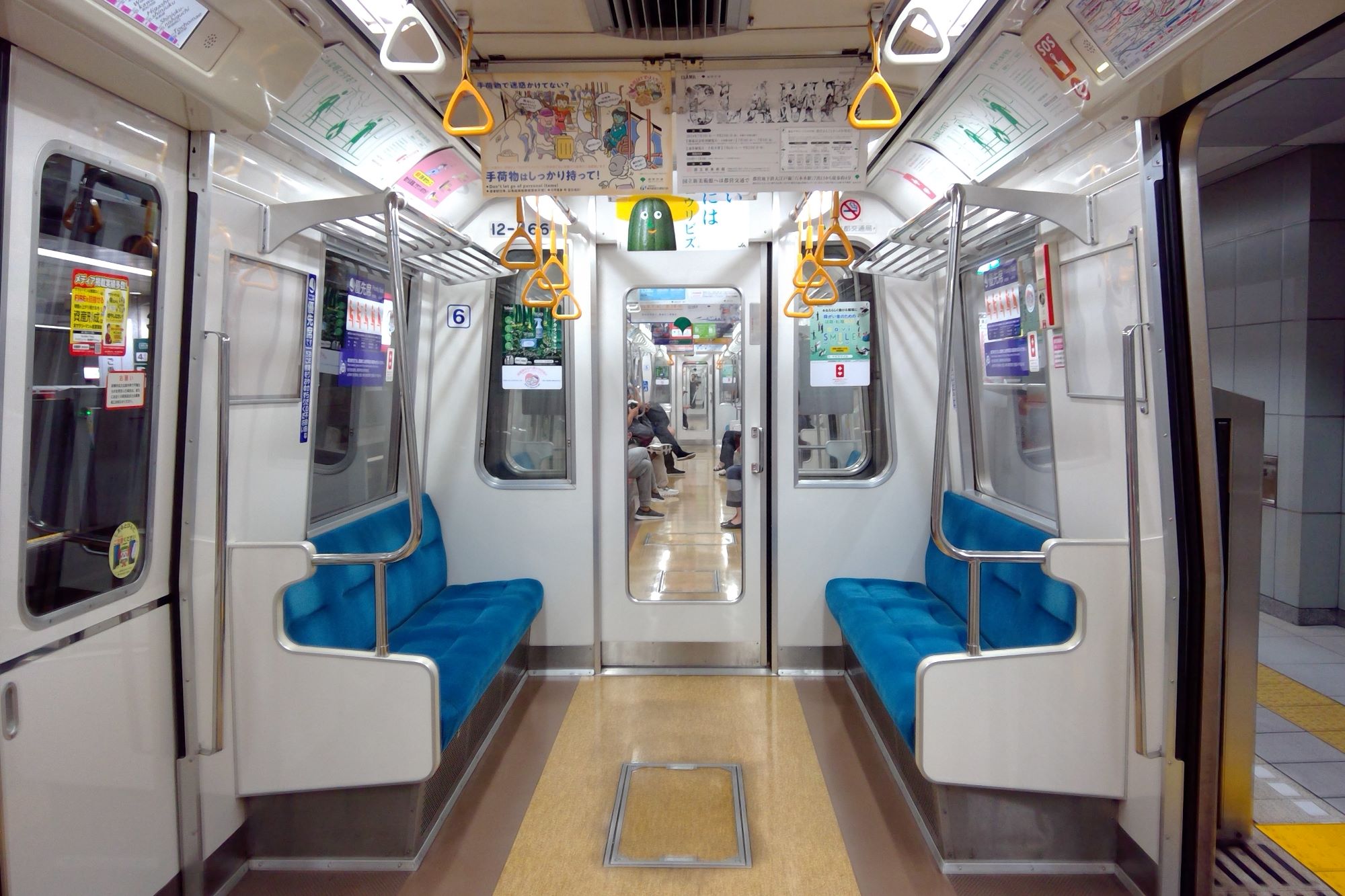 都営12000形 車内
