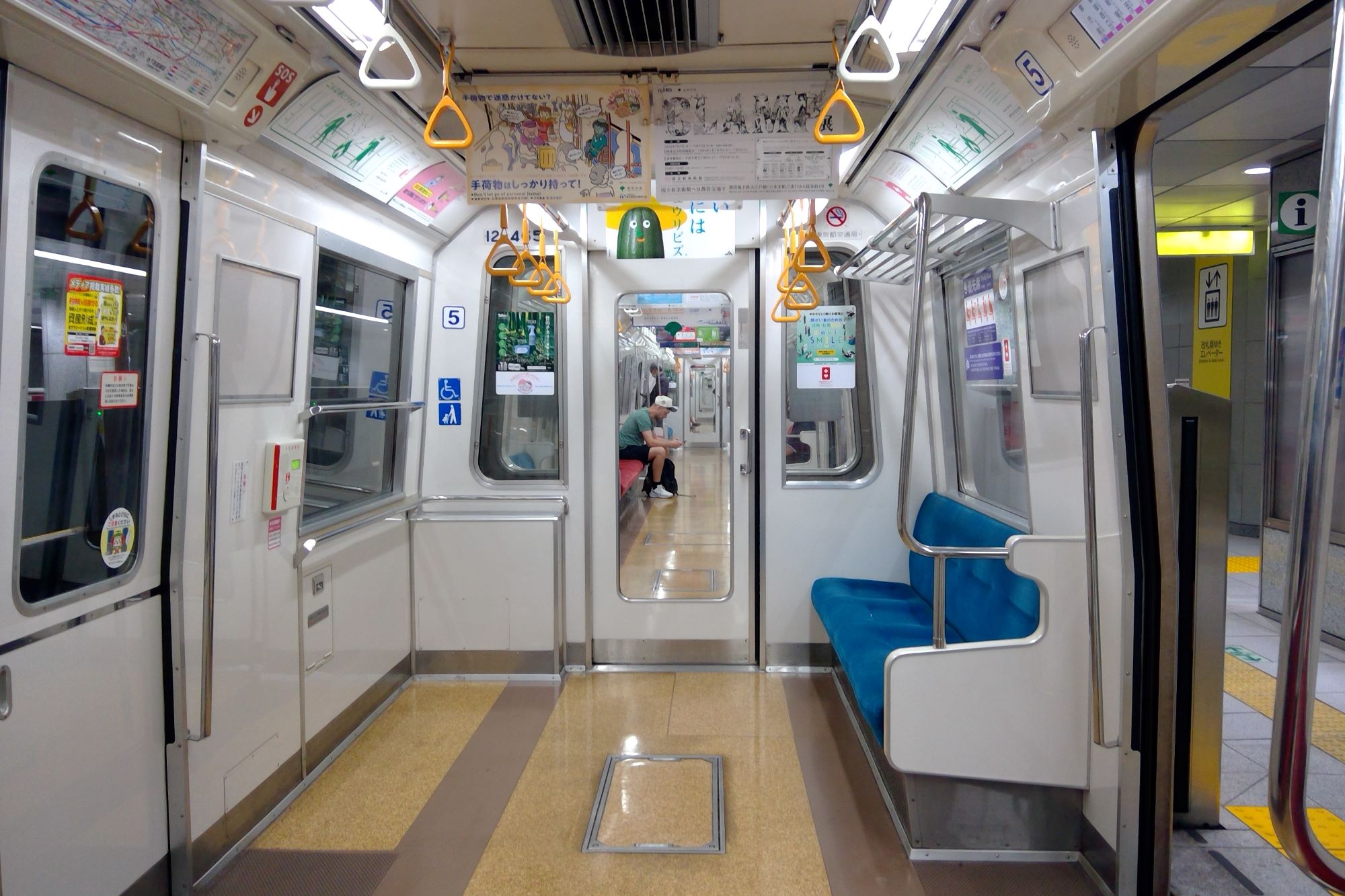 都営12000形 車内