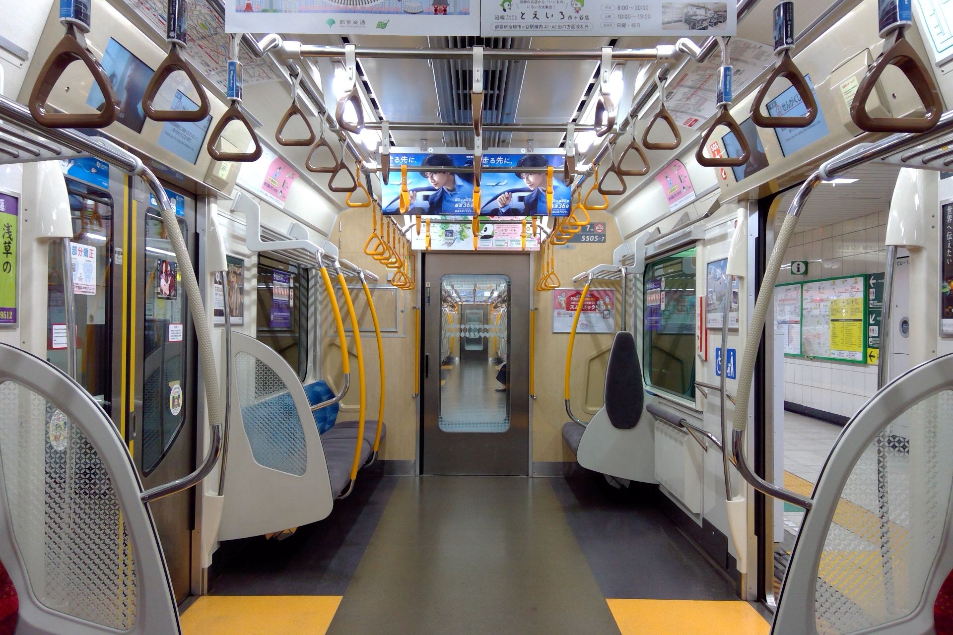 都営5500形 車内